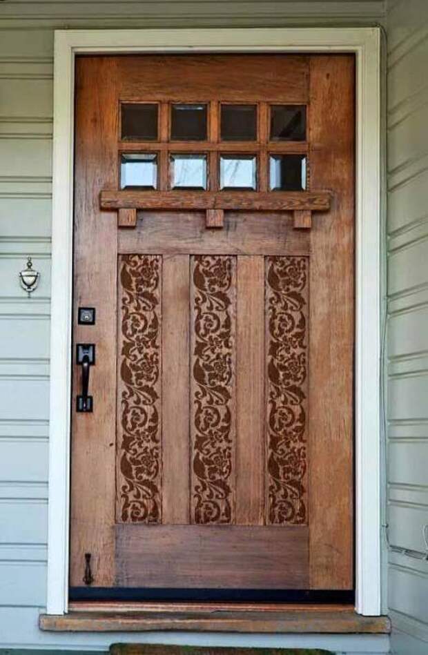 Входная деревянная дверь с необычным орнаментом. 