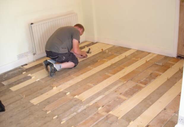 Нужно отыскать проблемные участки, вскрыть на них пол и заменить доски / Фото: par-torg.com