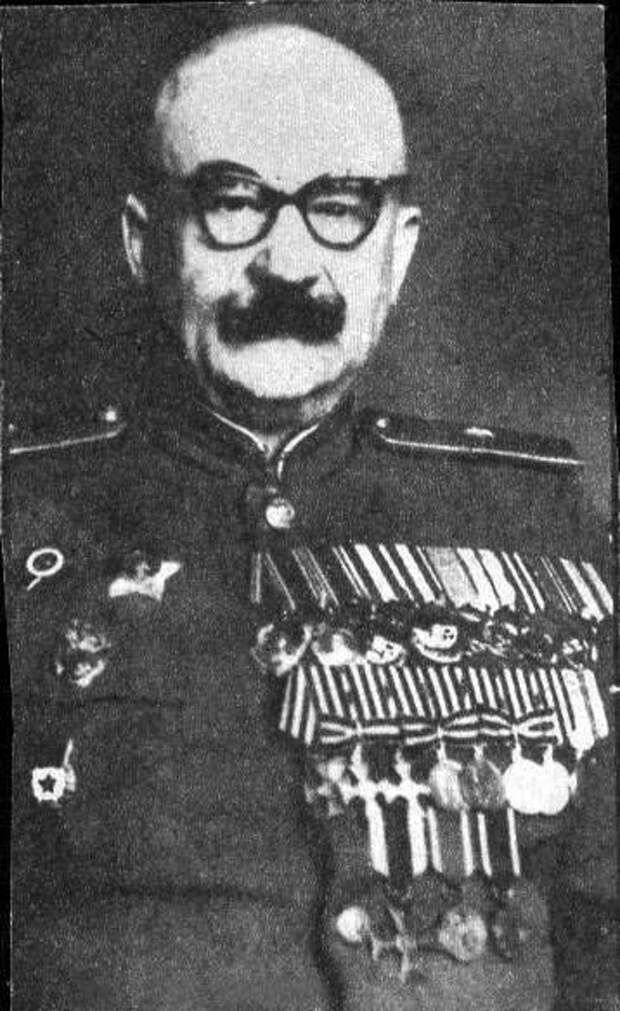 Советский генерал Выдриган Захар Петрович с Георгиевскими крестами. Конец 40-х годов.