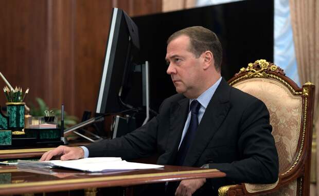 Медведев предложил изымать деньги жителей недружественных стран из-за санкций США