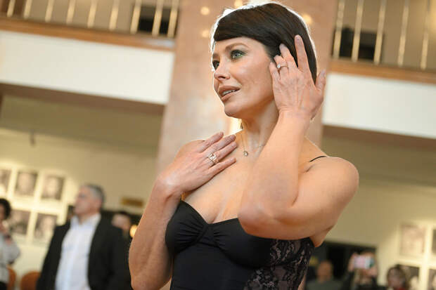 Российская актриса прогулялась в бюстгальтере по Милану и восхитила фанатов