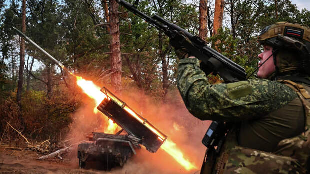 Боевая работа военнослужащих артиллерийского расчета РСЗО Град в зоне СВО - РИА Новости, 1920, 27.09.2025
