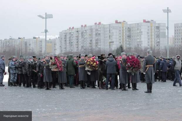 Военные и горожане принесли цветы и венки "Героическим защитникам Ленинграда"