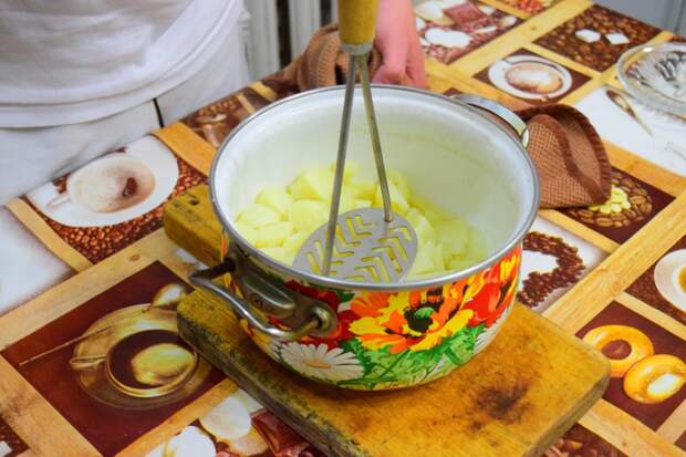 Сварившуюся картошку толчем до однородной массы (без добавления воды) Жареный картофель с сюрпризом, видео, еда, своими руками