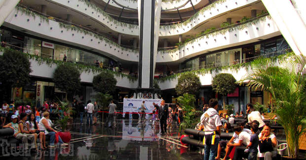 Казахстан, Астана, ТРЦ Хан Шатыр, торгово-развлекательный центр в Астане, проекты Нормана Фостера, шанский шатер, лучшие экоздания мира, достопримечательности Астаны, шопинг в Астане, развлечения в Астане, современная архитектура