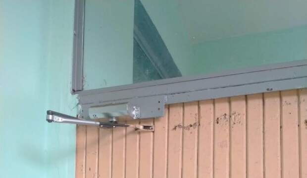 В подъезде дома на Молодцова отремонтировали дверной доводчик
