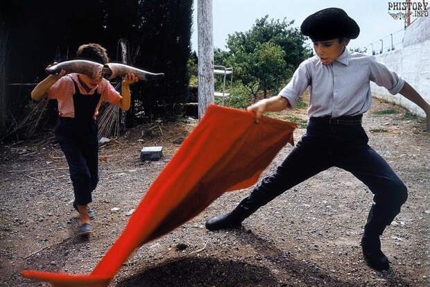 Дети играют в корриду. Прованс. Пятая французская республика. 1959 год. история, люди, мир, фото