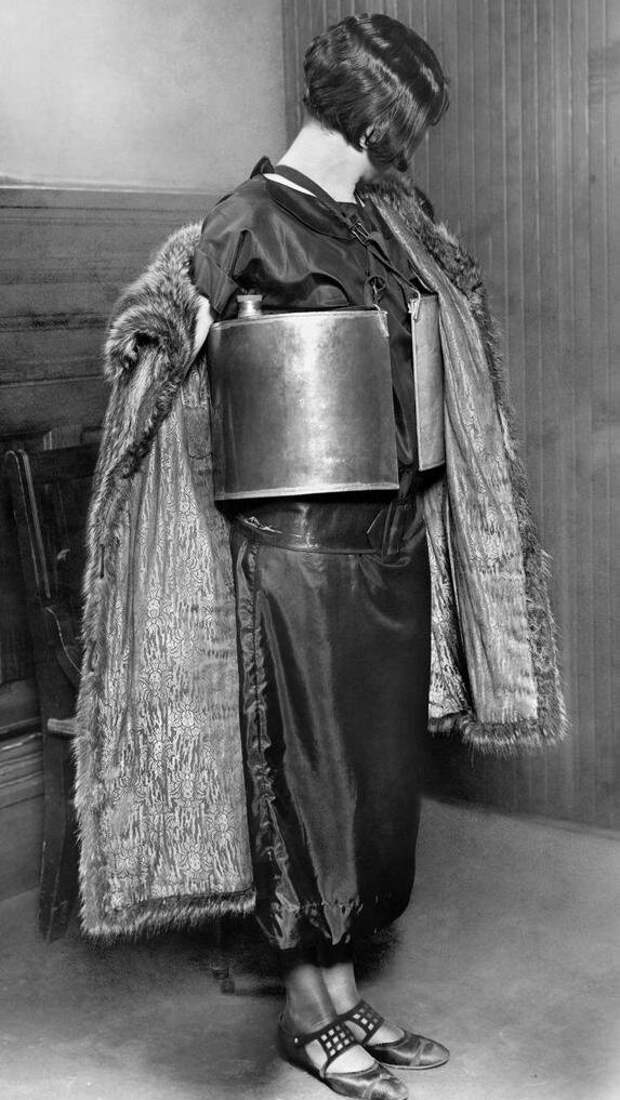 Женщина сфотографированная полицией после ареста за незаконную продажу алкоголя. 1924 год