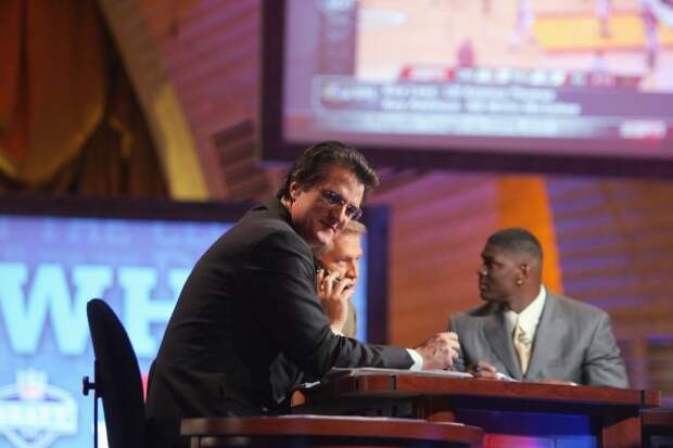 NFL Draft guru Mel Kiper Jr. admits that he adds mashed potatoes and removes cheese from his pizza, which is absolutely disgusting combo