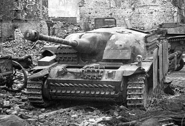 Немецкая самоходка StuG III, подбитая на улице Фишхаузена.