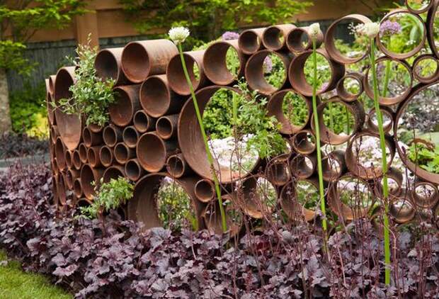 Rusty garden sculpture made from sections of steel pipe: 