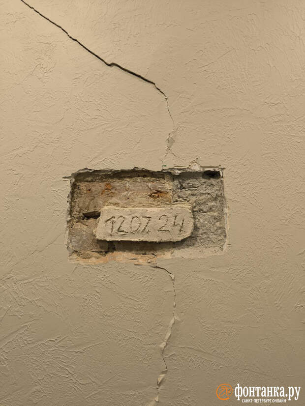 «Стены сыпались и трещали». Петербурженка показала ужасающие дыры в квартире на Большой Зелениной