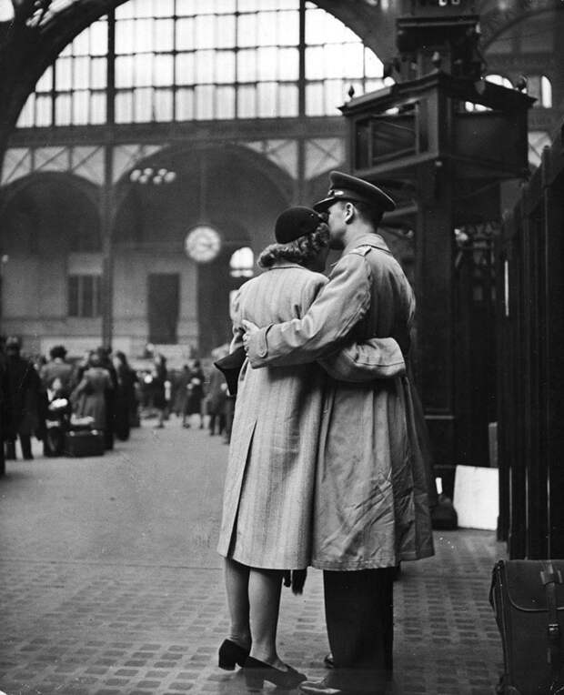 20 исторических снимков о любви во время войны в разных странах