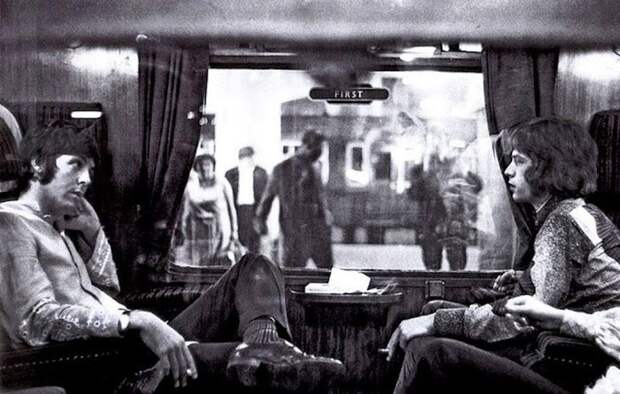Молодые Пол Маккартни и Мик Джаггер в поезде, 1967-й. интересное, история, кадр, прошлое, фото