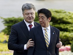 Порошенко предложил Японии приватизировать порты и энергетику Украины