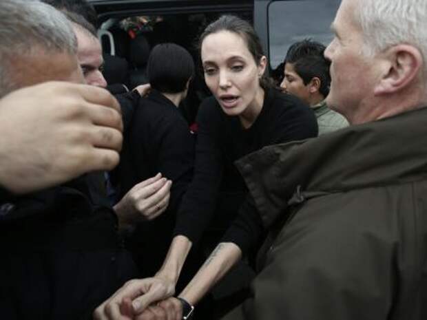 СМИ: Анджелину Джоли довели до анарексии измены Бреда Питта