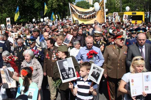 Участники акции памяти "Бессмертный полк" во время шествия в День 71-й годовщины Победы над нацизмом, Киев, 9 мая