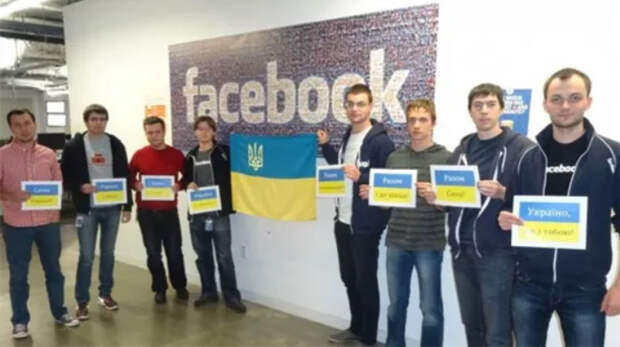 Модераторы русскоязычного Facebook сфотографировались с флагом Украины