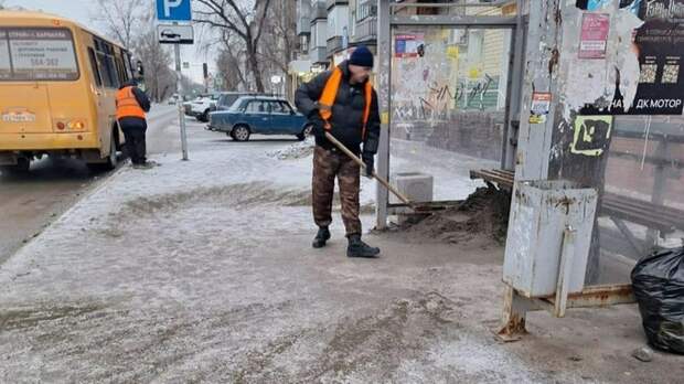 Барнаульские дорожники продолжают обработку улиц от гололеда
