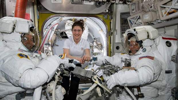 NASA отменило выход двух женщин в космос из-за размера скафандров