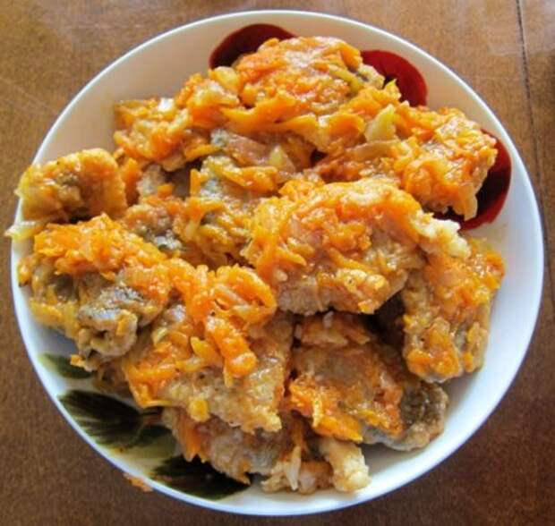 Минтай, жаренный в сметане с луком и морковью