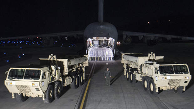 Грузовики с пусковыми установками американских ракетных комплексов THAAD на авиабазе в Южной Корее