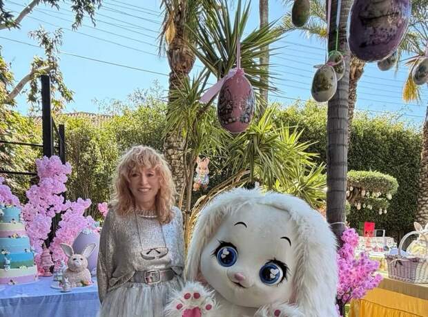 Певица Пугачева снялась в коротком платье на Кипре во время празднования Пасхи