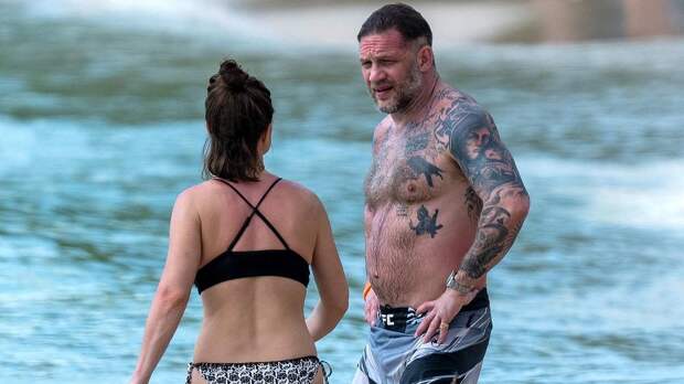 Фото Тома Харди в мокрых плавках описали в сети фразой «таких самцов больше не делают»