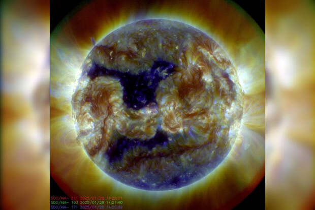 Spaceweather: в солнечной короне образовалась дыра в 62 раза шире Земли