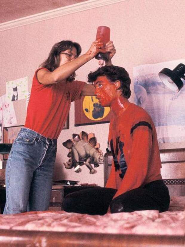 Джонни Деппу наносят шуточную кровь на съемках фильма "Кошмар на улице Вязов" 1983 год голливуд, за кадром, кино, фото