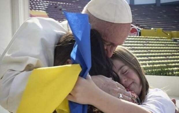 Понтифик опубликовал в своем «Инстаграме» фотографию, на которой обнимает двух мексиканских девочек с синдромом Дауна. На фотографии также видна двухцветная лента.