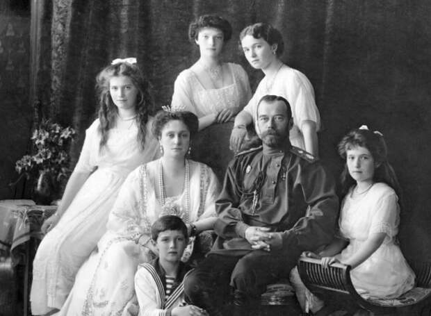 В недолгой ссылке в Тобольске семья Романовых жила тихо и спокойно. В недолгой ссылке в Тобольске семья Романовых жила тихо и спокойно.