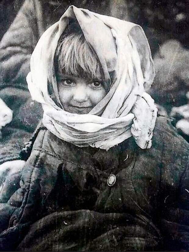 Ее улыбка спасла семью от расстрела. Но через год она услышала от тети страшный шепот: «Дышите глубже, детки, чтоб не мучиться»