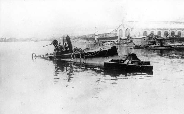 11. Подводная лодка «Дельфин» после аварии 05.05.1905