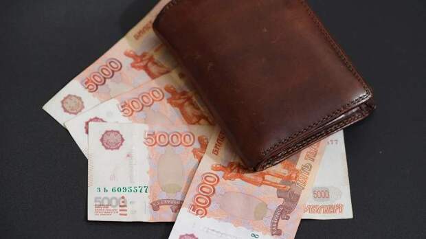 Деньги на стоп: реальные зарплаты стали расти вдвое медленнее