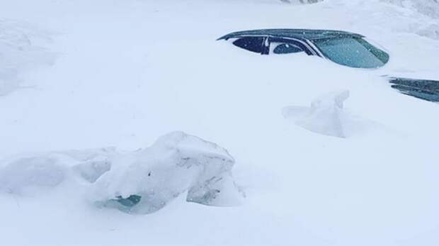 Сотрудники ДПС помогли застрявшей в снегу женщине и ребенку под Екатеринбургом