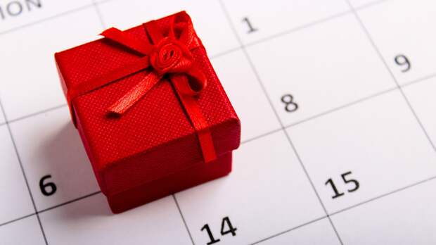 Россияне стали позже возвращаться домой, чтобы избежать намеков о подарках на 14 февраля