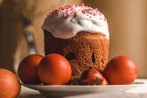 Патриарх Кирилл освятил пасхальные куличи в храме Христа Спасителя