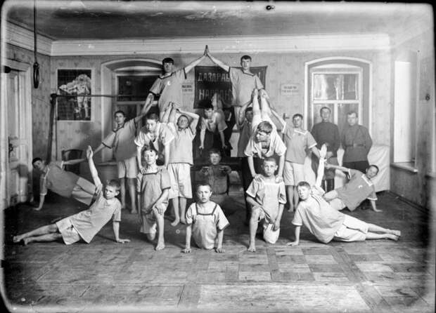 Пирамида на фоне плаката «За нашу народную власть», 1927 год. Запечатлены пионеры и их руководители. большевики, галич, история, пионеры, ссср, фото