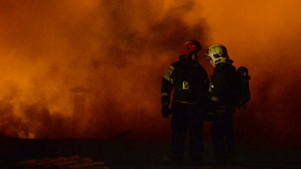 Частный дом сгорел на Камчатке — пожарных к месту возгорания не пустили сугробы