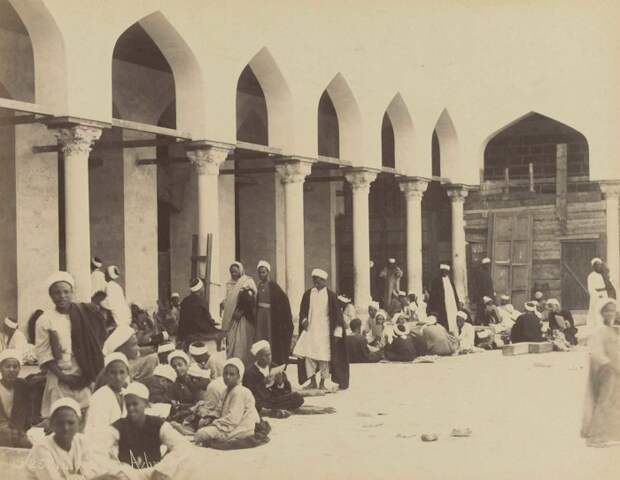 Студенты в мечети Аль-Азхар в Каире.