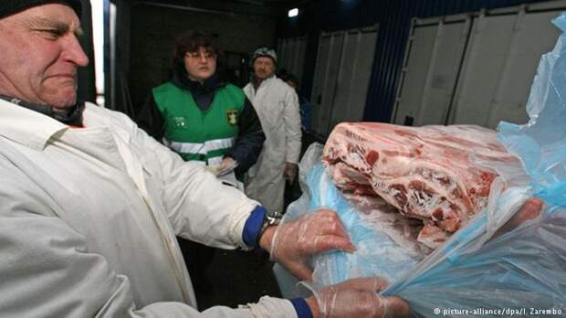 Российский инспектор проверяет импортное мясо Российский инспектор проверяет импортное мясо