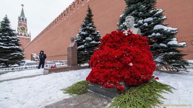 13 500 алых цветов возложено к могиле Сталина в Москве день памяти, история, сталин