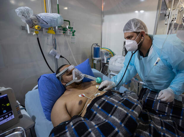 Катастрофа с коронавирусом случилась в Бразилии: пациентов привязывают к койкам