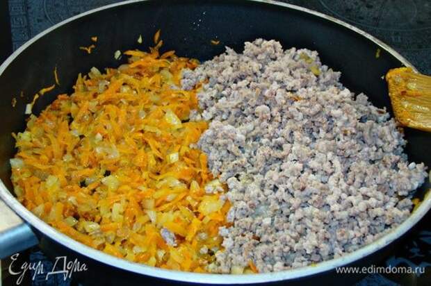 Обжарить на растительном масле нашинкованный лук и морковь, натертую на крупной терке. Добавить отварное мясо, пропущенное через мясорубку. Присолить, поперчить, добавить 1 сырое яйцо, перемешать.