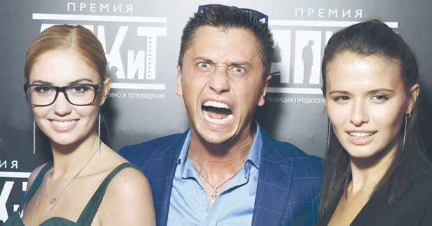 Павел Прилучный выгуливает двух девушек