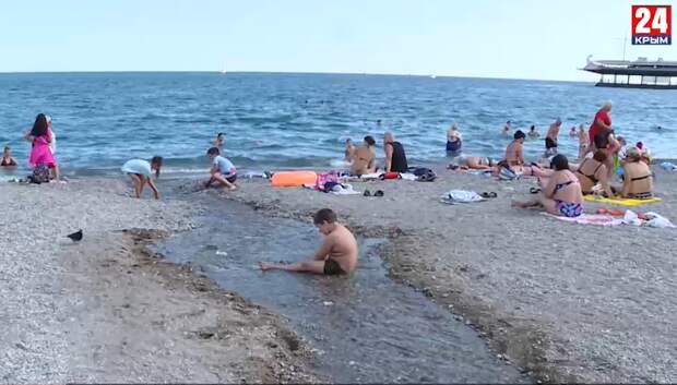 На ялтинской набережной туристы купаются в сточных водах