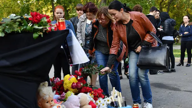 В Керчи прошла траурная акция по погибшим при нападении на политехнический колледж