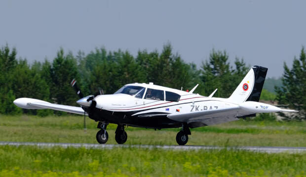 Одномоторный лёгкий самолёт садится в аэропорту Толмачево Новосибирск, Моноплан Piper PA-24