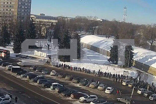 SHOT: сотни эстонцев стоят в многочасовой очереди на границе с Россией